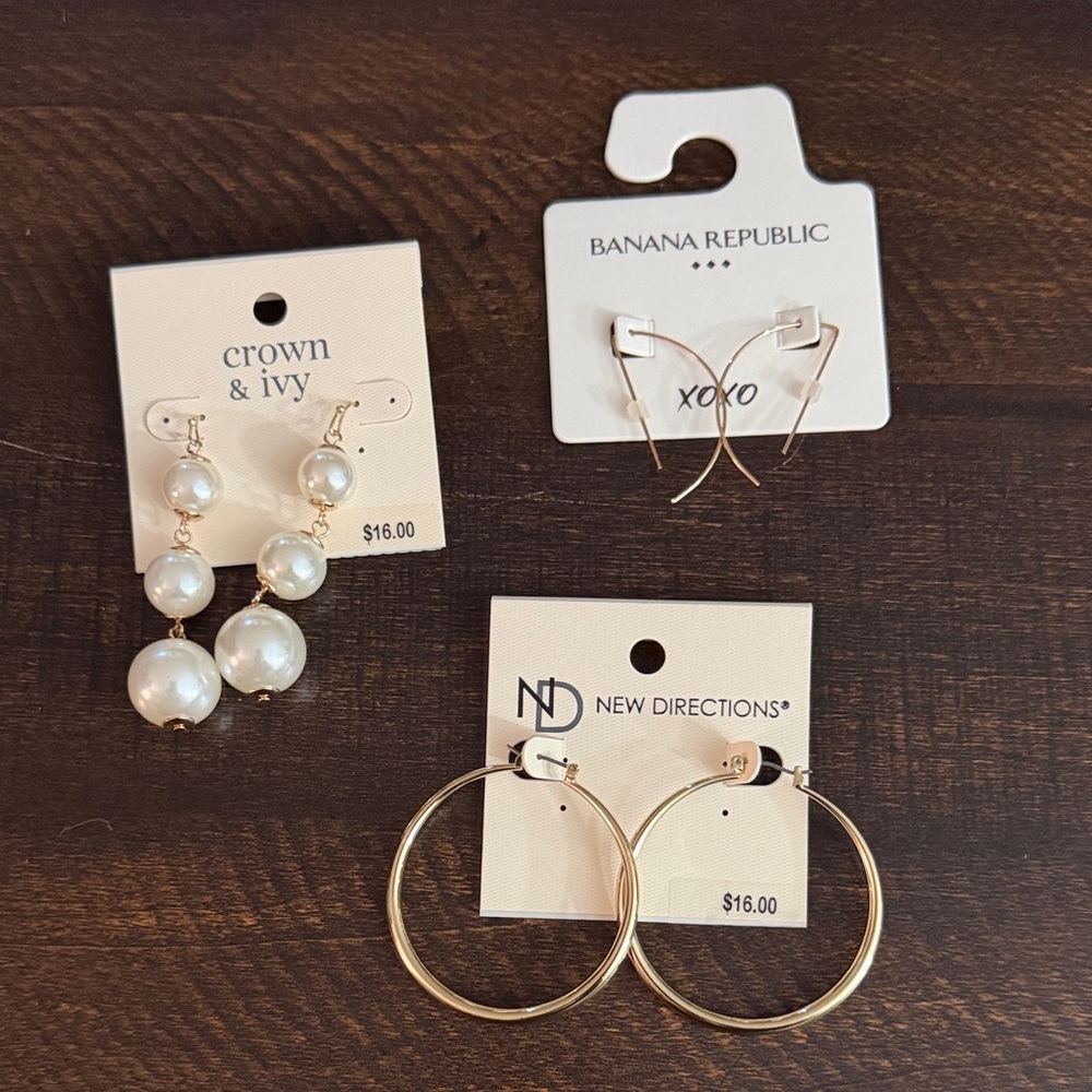 Crown & Ivy Gold Pearl Dangle Earrings